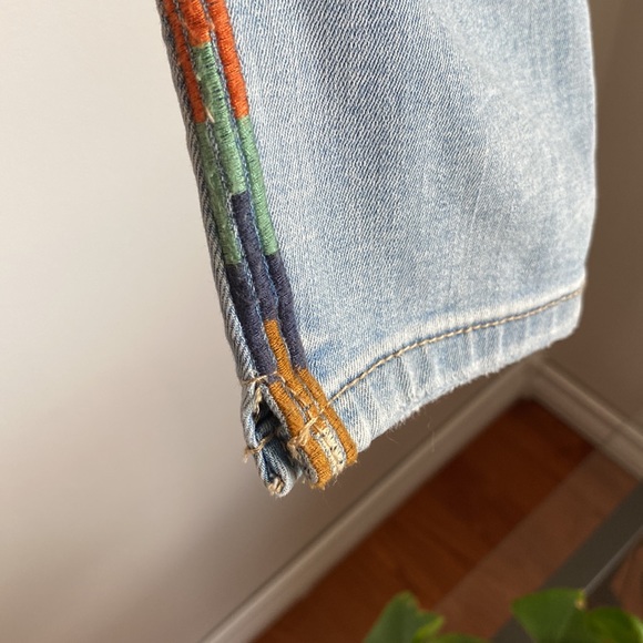 Knox Rose ladies cropped faded jeans. Size 12. Colourful side stripe. High rise. - Picture 5 of 14